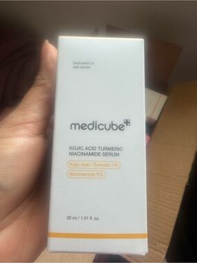 Medicube Kojic Acid Turmeric Niacinamide Serum – White & Yellow
